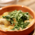 餃子とスパークリング バブルス - パクチー餃子