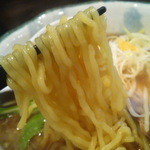 加水高めでちぢれたこの麺が実に旨いっ