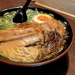 ラーメン康竜 - ・麺は細麺で超硬、旨味辛だれの量は普通で