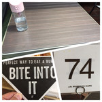 J.S. BURGERS CAFE - 番号札を持って待ってると届けてくれます。