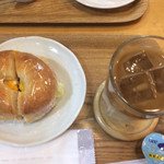Kuzu Konserubo - ハムエッグのベーグルとカフェオレ