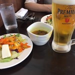 カーン・ケバブ・ビリヤニ - とりあえずビールと、セットのサラダとスープ