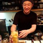 お酒と火鉢のお店 便利屋食堂 - 写真掲載許可頂いています。店員さんにお替りレモンサワー作ってもらいます。