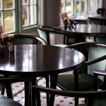 大正浪漫喫茶室 - レトロですがどこかモダンな店内。