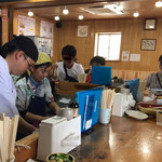 うどんや まるちゃん - カウンターから見た店内の様子