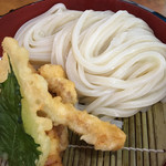 うどんや まるちゃん - ミックス天婦羅のアップ。鳥天はまだ来ていません