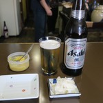 鳥よし - ビール大瓶 800円、お通し(大根漬け物)無料サービス