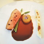 シェ松尾・松濤レストラン - シャラン産窒息鴨のロティ　コーヒー豆香るソース　マカロニグラタンと大根のコンポート