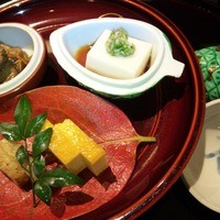 北新地 湯木 本店 - ごま豆腐と鯛の肝、卵の蒲鉾・鴨ロース