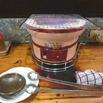 亀戸ホルモン - 七輪でお肉を焼きます