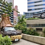 Ginza Fukurokuju - 日比谷のゴジラ広場に靴型の車が