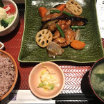 大戸屋 - 鶏と野菜の黒酢あん定食 五穀ご飯少なめ 税込860円