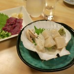 浜小家 - 青森県産 活ホタテ刺身 700円と青森県産 馬刺し 850円