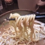 麺屋彩々 - 麺持ち上げ～