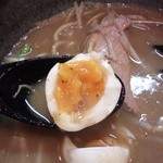麺屋彩々 - 煮卵こんな状態でした。