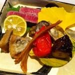 くろぎ - 八寸（宮崎牛、蛸煮物、牡蠣、バチコ、白身魚南蛮漬、シシトウ）