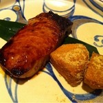 くろぎ - 鰤の照り焼き、林檎のきな粉和え