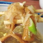 龍神麺 - 柔らかいメンマやトロトロの小さな叉焼が沈んでいる