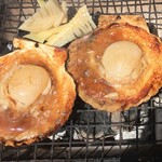 黒崎屋 - ホタテ！！！
      
      ボイルのじゃなくてやっぱり生のが美味い！！！
      
      定番のバター醤油で。
      
      
      