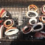 黒崎屋 - イカも焼く！！！
      
      安くて美味いイカはBBQでも優等生海鮮！
      
      
      