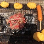 黒崎屋 - 高いお肉じゃ無くていいんです！
      
      って、昔 故月の家 円鏡師匠がエバラ焼肉のたれのCMで言ってたな〜
      
      安いペラ肉を山にして蒸すように焼くと美味いのよ。
      
      