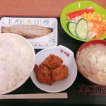 大衆食堂半田屋 - サバレモン漬け、唐揚げ、サラダ、豚汁（ミニ）、めし（小）総額720円
