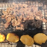 黒崎屋 - ニンニクの芽やタマネギなんかを混ぜて焼くのもGOOD！
      
      
      