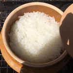 黒崎屋 - はじめチョロチョロ中パッパ！赤子泣いても〜〜〜
      
      なんて言うけど、飯炊くのは意外と簡単で早い。
      
      水少なめにして、気になったら途中食って見てメッコなら水足せばイイだけよ。
      
      3回くらいでコツ掴む〜♪
      