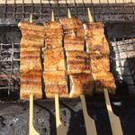 黒崎屋 - 炊き上がった白飯蒸らす間にそう！！！
      
      うなぎ！！！黒崎鮮魚店で買った愛知産！！！
      
      串に刺して予め電車レンジで1分チンしとく。
      
      