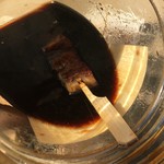 黒崎屋 - うなぎのタレは自作。
      
      醤油と味醂、ちょい砂糖。そして日本酒と同量の水。
      
      アタシはサラッとしたスッキリタレが好き。
      
      うなぎのアタマも一緒に煮込んで仕上げます。
      
      