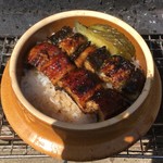 黒崎屋 - キャーーー！！！うな丼！！！
      
      一緒にキュウリの奈良漬け！！！
      
      もうね、美味くない理由がもはや見つからない・・・
      
      
      