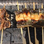 黒崎屋 - 第2弾！！！
      
      カシラも一緒に焼きます！！！
      
      骨っぽいが美味いのよヽ(´o｀
      
      
      