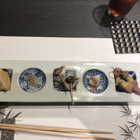 鮨 ふくじゅ - 前菜の盛り合わせ。筍、白海老、ツブ貝、クリームチーズと鯛の酒盗、蛍烏賊。白海老と蛍烏賊は、素材の良さを感じさせる味わいでした（╹◡╹）。
                      ただ、洒落た居酒屋さんでも出てきそうな前菜。。。