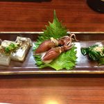 和もと - お通し（鯛の煮凝り，ほたるいか，青菜浸し）