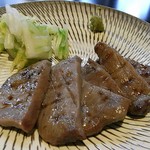 手羽先唐揚本舗 あま本 - 牛たんに白菜の浅漬けと柚子胡椒が添えられています