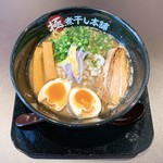 極煮干し本舗 - 煮干し豚骨ラーメン+味付き玉子トッピング