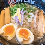 極煮干し本舗 - 煮干し豚骨ラーメン+味付き玉子トッピング アップ