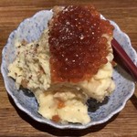 海鮮大衆酒場ル　うなり - 燻製卵と沢庵のポテトサラダ ¥480 ＋ いくらのせ ¥150