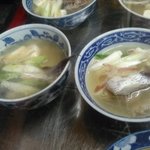 久村の酒場 - カウンターガラスケースの中