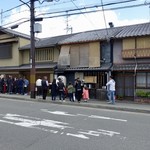 山元麺蔵 - ［2019/04］整理券に書かれている時間になったら、店の前に並びますが、お隣のうどん屋の行列があるので注意。
