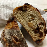 Pane Ho Maretta - 数種のフルーツにチョコレート、カシューナッツとフィリングたっぷり！