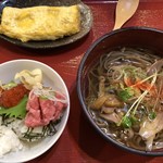 ととや三代目 - 鳥そば(半玉)温、酢めしの丼、玉子焼。