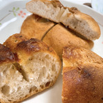 どんぐり - 【2019年04月】ガーリックトーストとマカダミア岩塩。