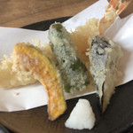 手打そば　稜庵 - 海老、カボチャ、シシトウ、ナスビ、下にサツマイモ。今日の海老は大きかった(嬉)