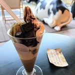 ほうじ茶スイーツ専門店 ほうじ茶STAND 鎌倉 - ほうじ茶パフェ　この価格なら十分。生クリームはチープな感じながらも甘さは上品に抑えてあって、店員さんも親切で好印象。17時すぎにいってお客さん0。落ち着いていただけました。ただ、ほうじ茶アイスは品切れで抹茶で代替え。両方楽しめてかえってよかったかも。