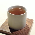 TTOAHISU - スペシャリテの「Wコンソメ」・・定番の「豚骨」「焼きあご」「鶏ミンチ」などに「鴨ガラ」を加えられたそう。 以前より色や味わいが若干濃くなったような気がします。