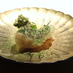 TTOAHISU - 甘鯛のベニエ。＊甘鯛はセモリナ粉を付けて揚げられ、上から粉末状にした「アオサ」がかけられています。 食感もよく甘鯛の旨みを感じ美味しい。 ＊添えられた「長茄子」「なんとかミカン」「松の実」などで作られたソースが美味しいこと。