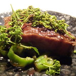 TTOAHISU - ＊お肉はとても柔らかく、シェフの火入れは毎回完璧ですのでとても美味しい。 名残の花山椒を頂けたのも嬉しいですし、お肉とともに頂くと秀逸。 今年の「花山椒」はかなり高価だと耳にしていますが、ソレをタップリ盛られるキップのよさ。