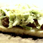 TTOAHISU - ＊「ジャガイモ」と「玉葱」を練り込んだパンの間に「角煮風に煮込んだ豚バラ肉」がサンドされ上にはキャベツのマリネ。 バラ肉は柔らかく、パンの食感もいいですね。