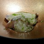 TTOAHISU - ＊伊佐木は皮目を炙ってあり香ばしさが加味されていて美味しい。 新玉葱は刻むだけでなくピューレ状にしてソースにも使用されています。 かぼすなども加えてあり酸味を感じるソース。